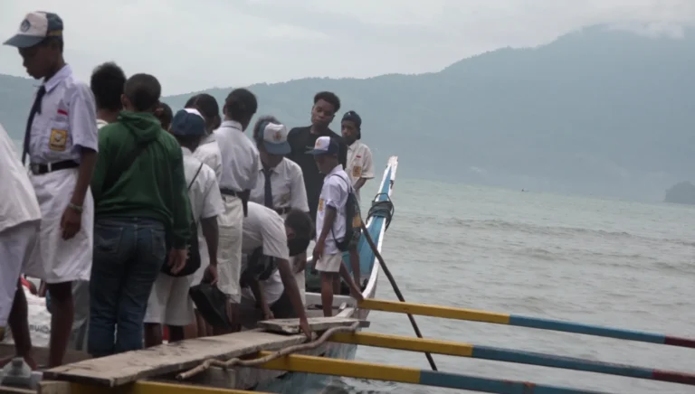 Anak-anak sekolah dari Kampung Endokisi, Jayapura, Papua, pergi sekolah di Depapre dengan Perahu.