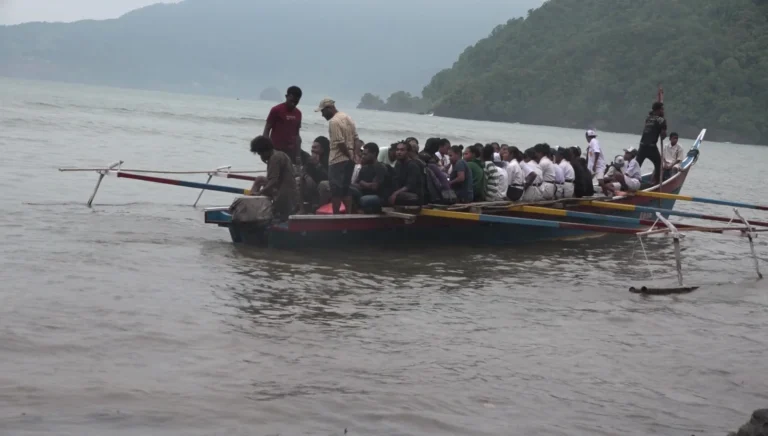 Anak-anak sekolah dari Kampung Endokisi, Jayapura, Papua, pergi sekolah di Depapre dengan Perahu.