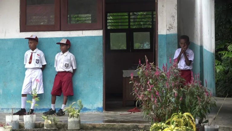 Anak-anak sekolah dari Kampung Endokisi, Jayapura yang bersekolah di SD YPK Kantumilne, Distrik Yokari, Jayapura