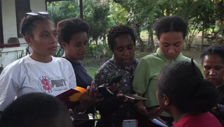 Praktek wawancara para peserta pelatihan jurnlias dasar yang dilakukan oleh JPIC OFM Papua pada Agustus 2022